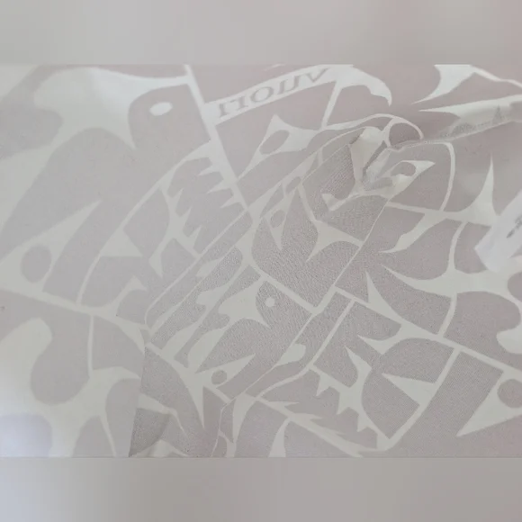 Vuori limited-edition Holiday 2025 tote - Picture 4 of 7